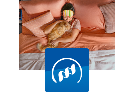 Kot odpoczywający z opiekunem w łóżku